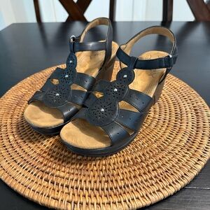 Natural Soul Women's Black Sandals
